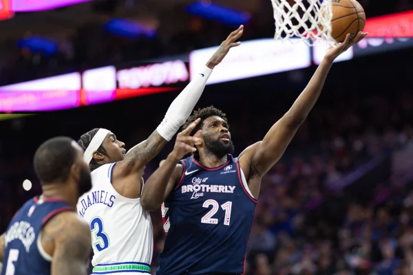 Joel Embiid (21) đang có chuỗi 12 trận liên tiếp ghi được 30 điểm và 10 rebounds