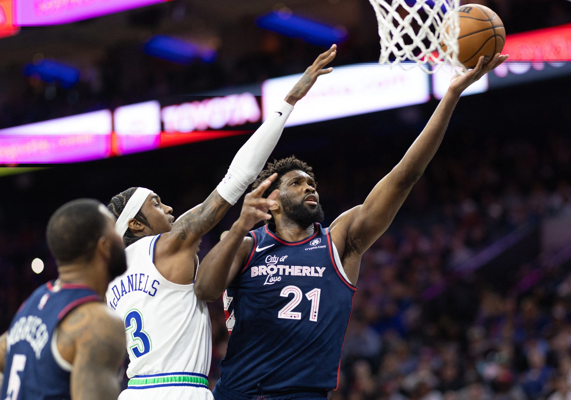 Joel Embiid (21) đang có chuỗi 12 trận liên tiếp ghi được 30 điểm và 10 rebounds