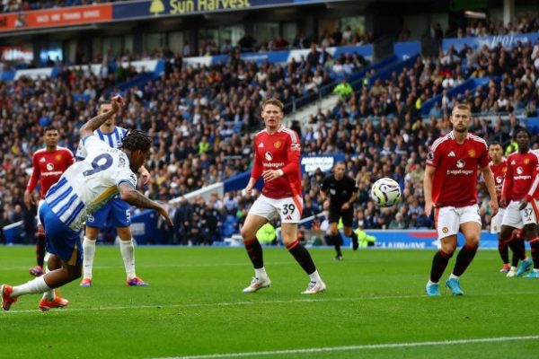 Joao Pedro đánh đầu ghi bàn ấn định thắng lợi 2-1 cho Brighton trước Man Utd trong thế không bị kèm sau tình huống ba cầu thủ Man Utd không ngăn được quả tạt từ trái vào của Adingra.