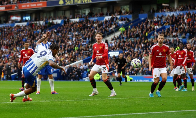 Joao Pedro đánh đầu ghi bàn ấn định thắng lợi 2-1 cho Brighton trước Man Utd trong thế không bị kèm sau tình huống ba cầu thủ Man Utd không ngăn được quả tạt từ trái vào của Adingra.