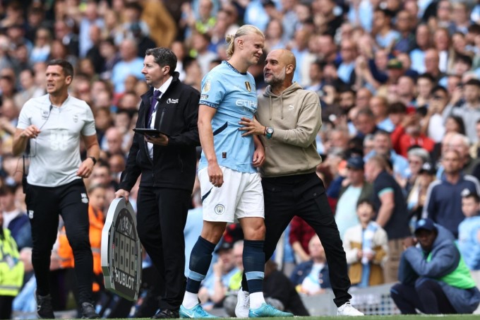 HLV Guardiola chia vui với Haaland trong trận Man City thắng Ipswich 4-1 ở vòng 2 Ngoại hạng Anh trên sân Etihad ngày 24/8