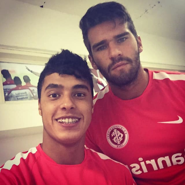 Alisson Farias chụp ảnh cùng Alisson Becker khi cả hai còn khoác áo Internacional