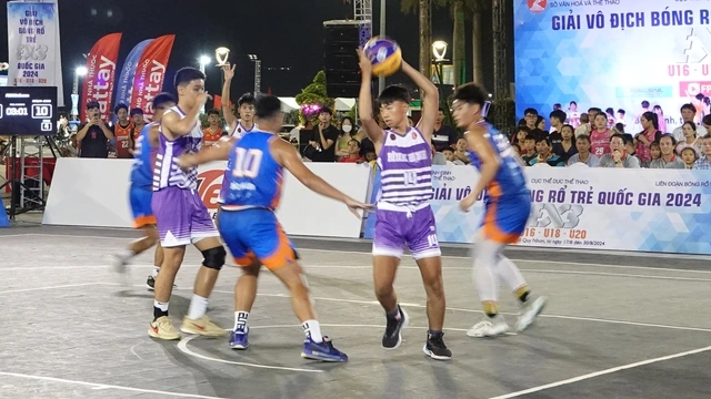 Các VĐV thuộc lứa U16 tranh tài tại giải vô địch bóng rổ trẻ 3x3 quốc gia năm 2024