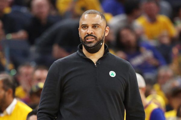 HLV Ime Udoka đối mặt với án phạt nội bộ từ Boston Celtics vì "quan hệ ngoài luồng" với đồng nghiệp