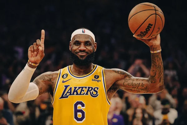 Gần 40 tuổi, LeBron James vẫn là một trong những nhân tố chính đang "gồng gánh" Lakers