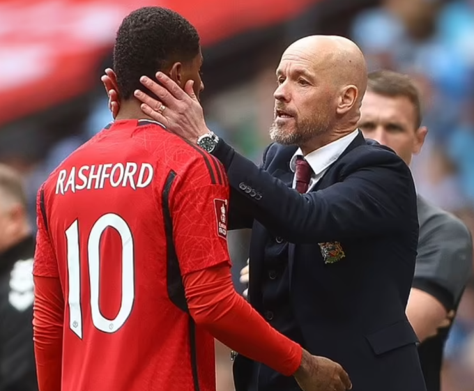 HLV Erik ten Hag động viên Rashford khi học trò rời sân trong trận đấu Brighton ở vòng 2 giải Ngoại hạng Anh.