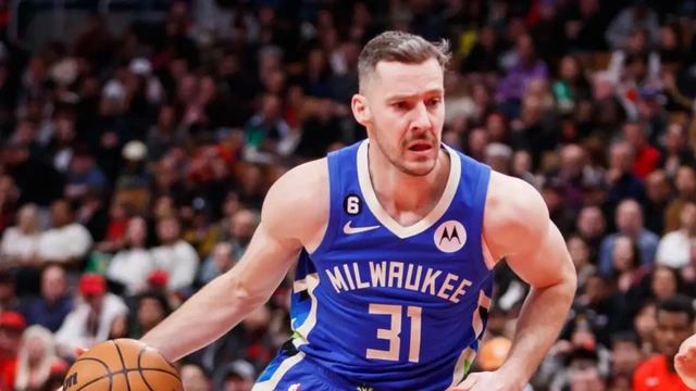 Dragic trong màu áo Milwaukee Bucks