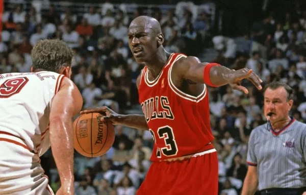 Huyền thoại Jordan thi đấu trong màu áo Chicago Bulls