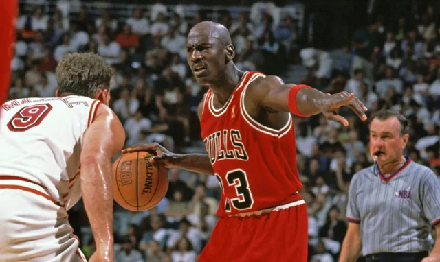 Huyền thoại Jordan thi đấu trong màu áo Chicago Bulls